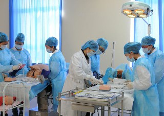 初中毕业读怎么样的卫校比较好、应该学什么专业