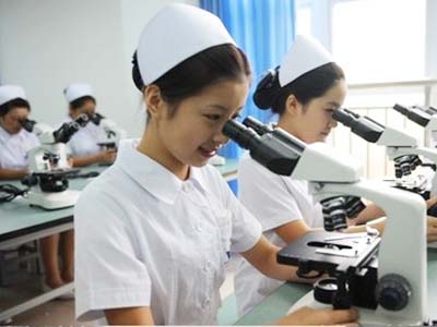 医学检验技术专业-学生使用显微镜