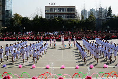 成都华大医药卫生学校学生表演