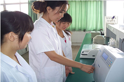 女生学医学检验技术